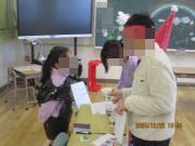 松ぼっくりけん玉に挑戦する様子