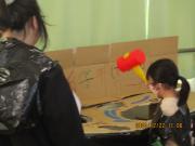 低学年がもぐらたたきに挑戦する様子