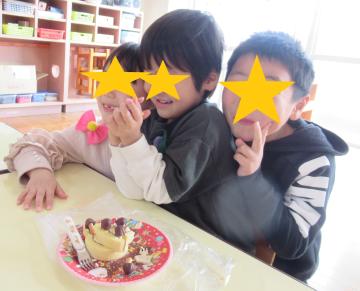 子ども達3人でケーキと一緒に記念撮影
