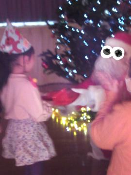 サンタさんからプレゼントをもらう子ども1