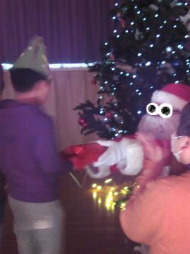 サンタさんからプレゼントをもらう子ども2