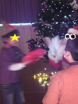 サンタさんからプレゼントをもらう子ども3