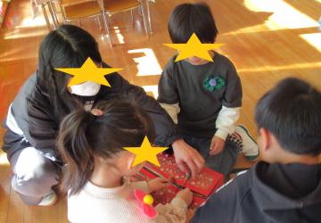 保育室でサンタさんからのプレゼントを発見した子ども達