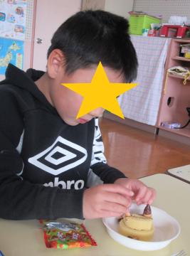 ケーキに飾りつけする子ども1