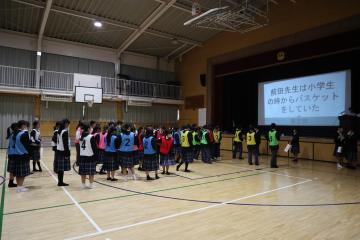 体育館で生徒がまるばつクイズに答える様子