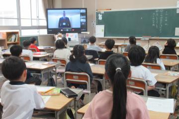 児童が校長先生のお話しに集中している様子