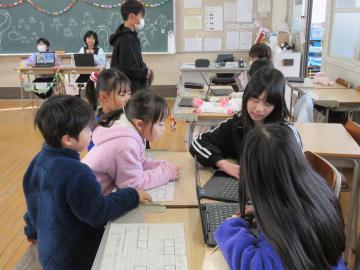 5年1組で1年生が模擬店を楽しんでいる様子