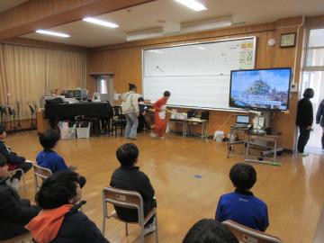 6年1組の劇を鑑賞している低学年児童の様子