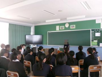 1組の生徒がお話を聞いています