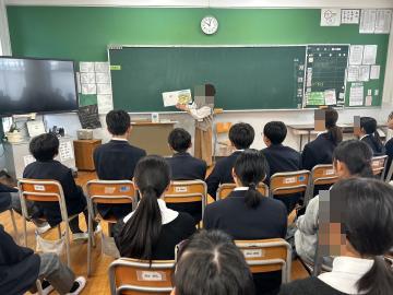 3組がお話を聞いています