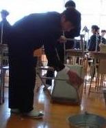 机の脚をふく生徒の様子