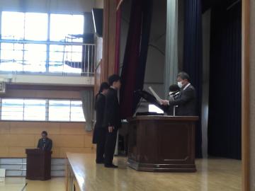 生徒が表彰を受け取るようす