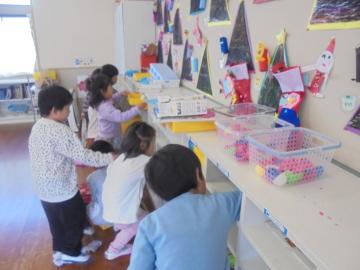 幼児が棚の中を掃除しているところ