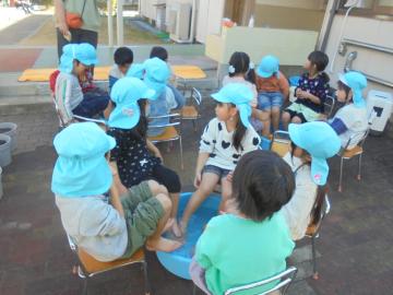 幼児が足湯をしている場面