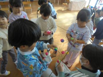3歳児がもち花をつけている場面