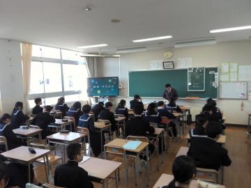 2年5組の生徒と教師の授業中の様子