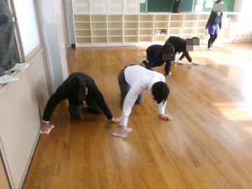 机をすべて外に出した教室の雑巾がけをしています。