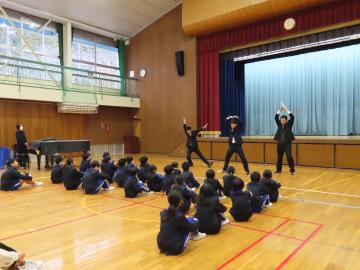 全身でKMAを表している教員