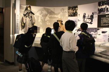 姫路平和資料館の見学の様子です。