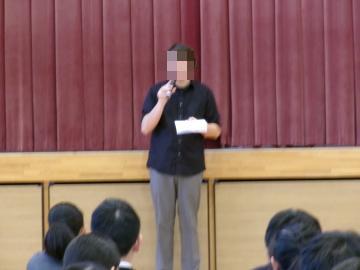 トム先生が英語でスピーチをしています。