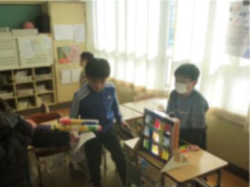 2年生の児童がおもちゃを手作りして遊んでもらっている様子