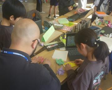 4年生の児童がロスモイン高校の学生と交流する様子