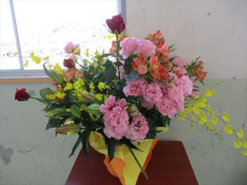 校舎内に置かれたクラスのみんなで生けたお花の様子