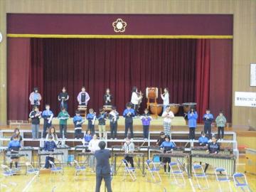 体育館の壇上で4年生が合奏する様子