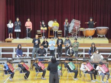 体育館の壇上で5年生が合奏する様子