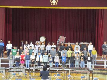 体育館の壇上で3年生が斉唱する様子