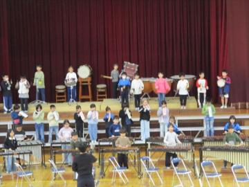 体育館の壇上で2年生が合奏する様子