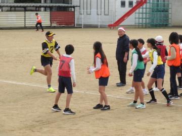 6年生の地区対抗リレーでバトンを渡すようすその1