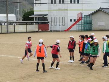 6年生の地区対抗リレーでバトンを渡すようすその2