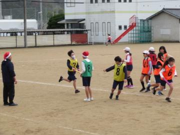 6年生の地区対抗リレーでバトンを渡すようすその3