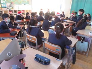 教室で着席した児童を前へ、起立した生徒1名が歌をプレゼントをする4年生