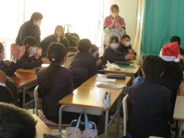 全員着席した教室で、一名の児童がおたのしみ会の感想を発表する4年生