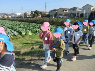 畑の前の道を散歩する園児たちの様子