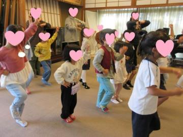 会場内でふれあいコンサートの曲に合わせて踊る園児たちの様子
