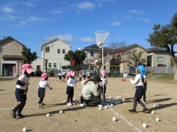 園庭で園児たちが玉入れをしている様子