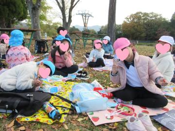 園内の芝生広場でお弁当を食べている園児たちの様子