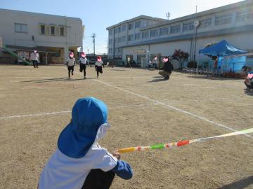 園庭で園児たちがかけっこをしている様子