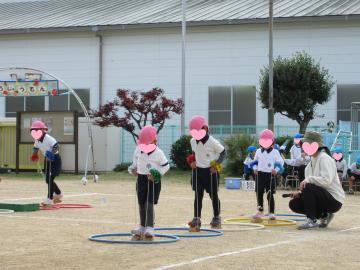 園庭で園児たちがパカポコをしている様子