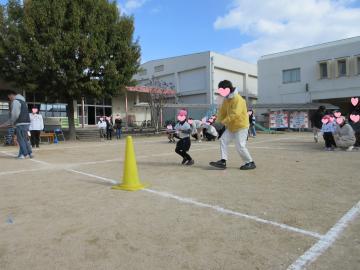 園庭で園児たちが台風の目をしている様子