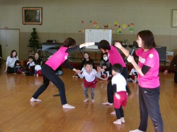 ジャンプする4歳児