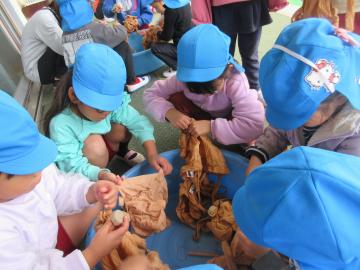 模様のゴムを外すf5歳児