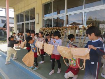 完成したエコバックを干す幼児