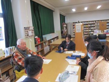 会場内で版画家のお話を聞いている参加者の様子