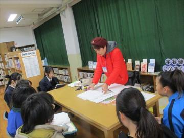 会場内で漫画家のお話を聞いている参加者の様子