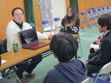 会場内で太鼓職人のお話を聞いている参加者の様子