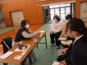 会場内で雑貨店のオーナーのお話を聞いている参加者の様子